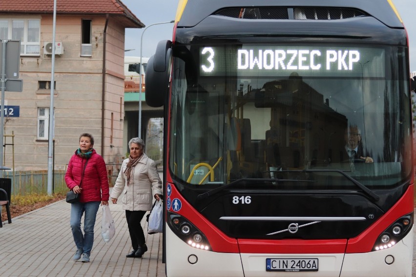 Wrócił ruch na plac przed dworcem PKP w Inowrocławiu [zdjęcia]