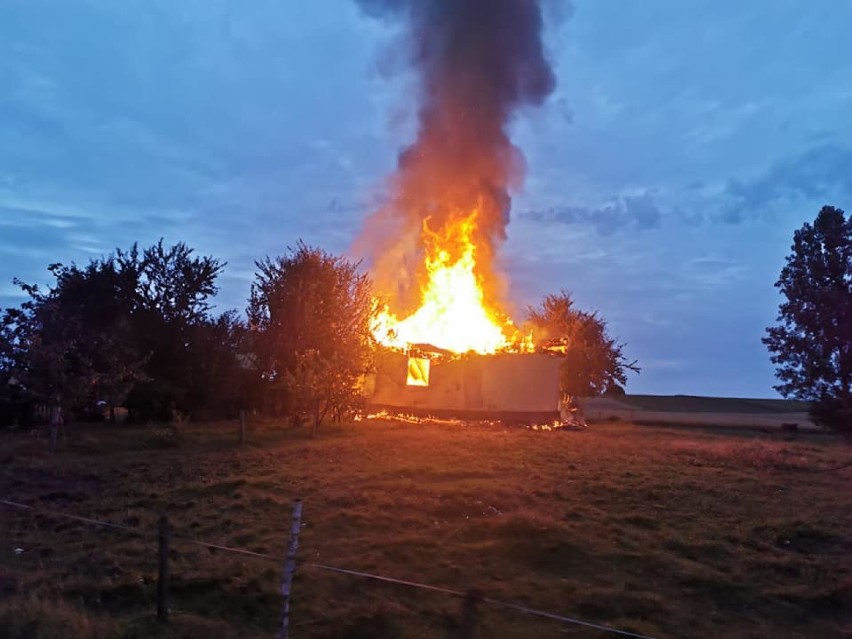 Pożar domu w Filipowie Trzecim. Budynek spłonął, ale nikomu nic się nie stało