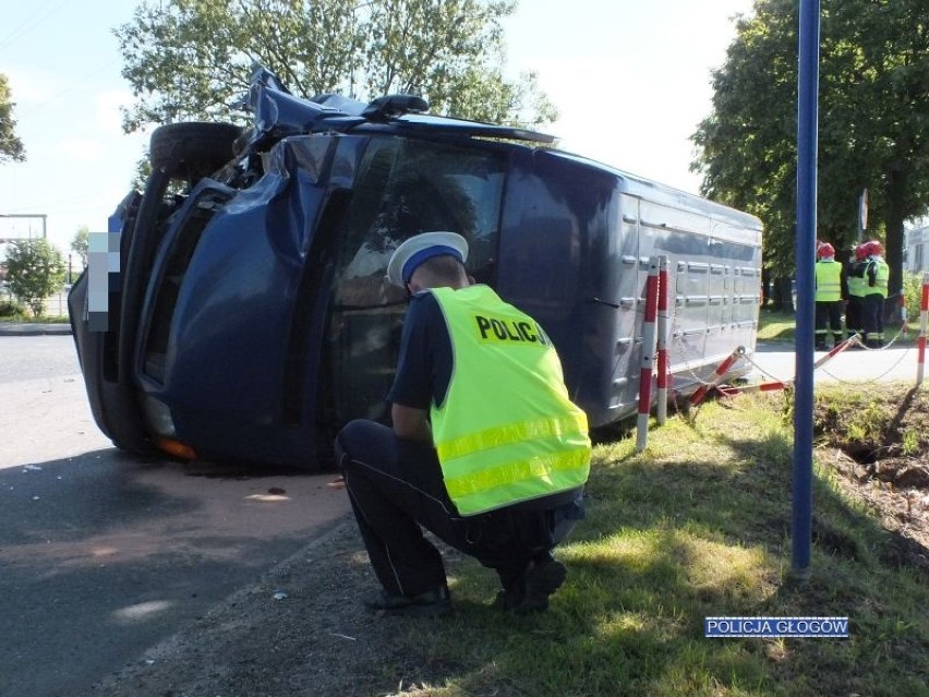 Wyprzedzał na skrzyżowaniu. Zderzył się z ciągnikiem [ZDJĘCIA] 