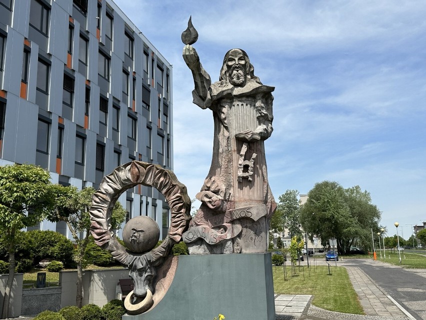 Pomnik Jana Amosa Komeńskiego przy ANS w Lesznie
