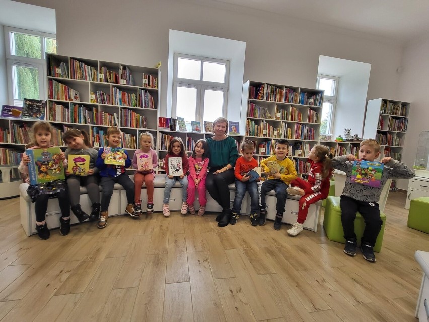 Przedszkolaki z Bajkowej Krainy z wizytą w koneckiej bibliotece. Zobacz zdjęcia 