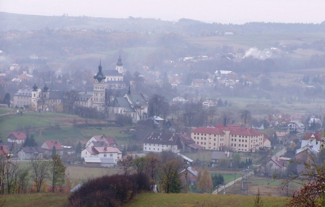 Tuchów jest jedną z kilku gmin w Polsce, w której realizowany jest  pilotażowy program walki ze smogiem