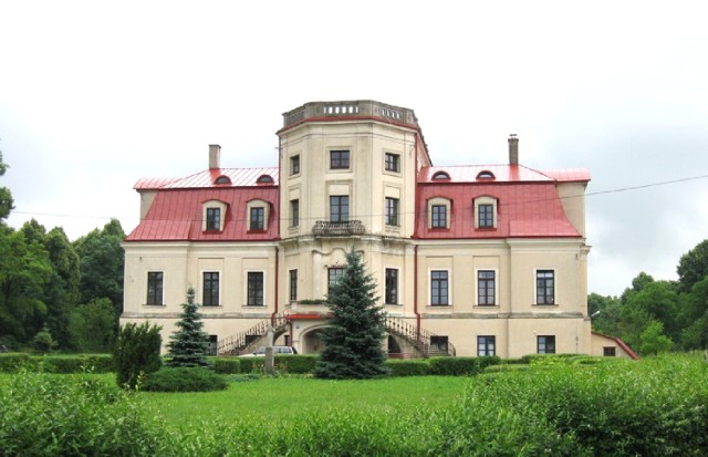 W 1922 roku Szeptycki podarował piękny, łabuński pałac zakonowi Sióstr Franciszkanek Misjonarek Maryi. Siostry otrzymały także m.in. pobliski park oraz gospodarstwo rolne