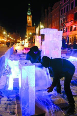 Poznański artysta Vyacheslav Boretskyy ma na koncie ponad sto lodowych rzeźb. Tym razem - lwy gdańskie