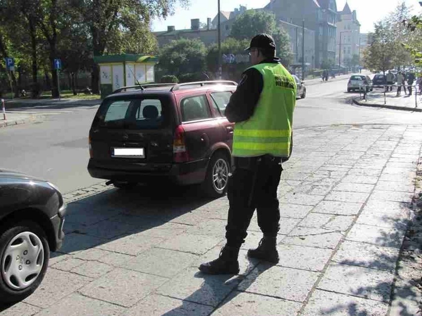 Straż Miejska wlepia mandaty za złe parkowanie w Gnieźnie