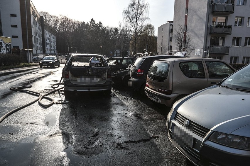 Pożar objął cztery samochody