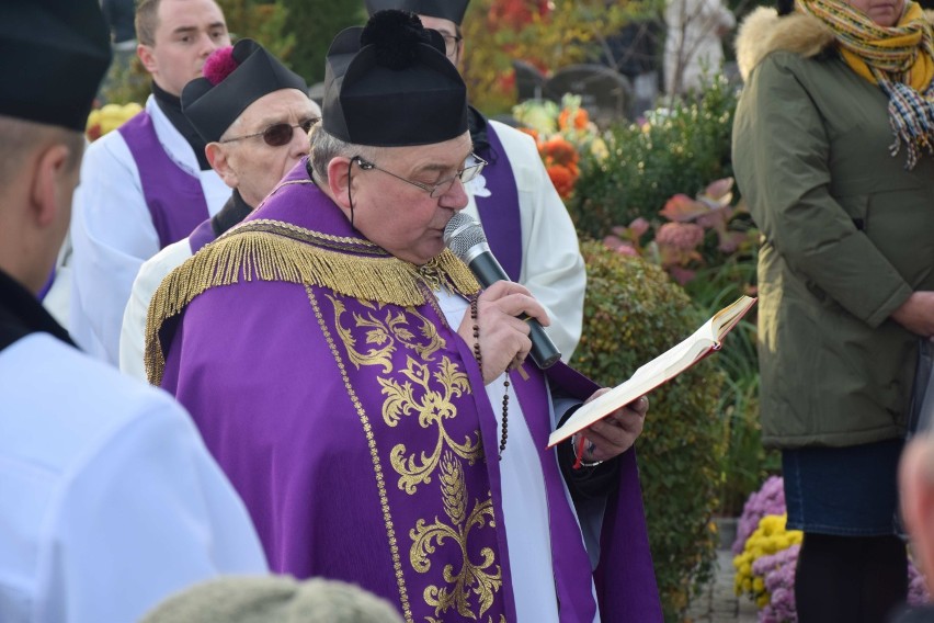 Malbork. Wszystkich Świętych w ubiegłych latach. Procesje na Cmentarzu Komunalnym