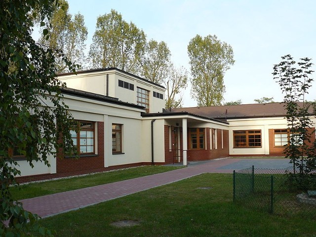 Źródło: http://commons.wikimedia.org/wiki/File:Szkola_w_laskach.JPG