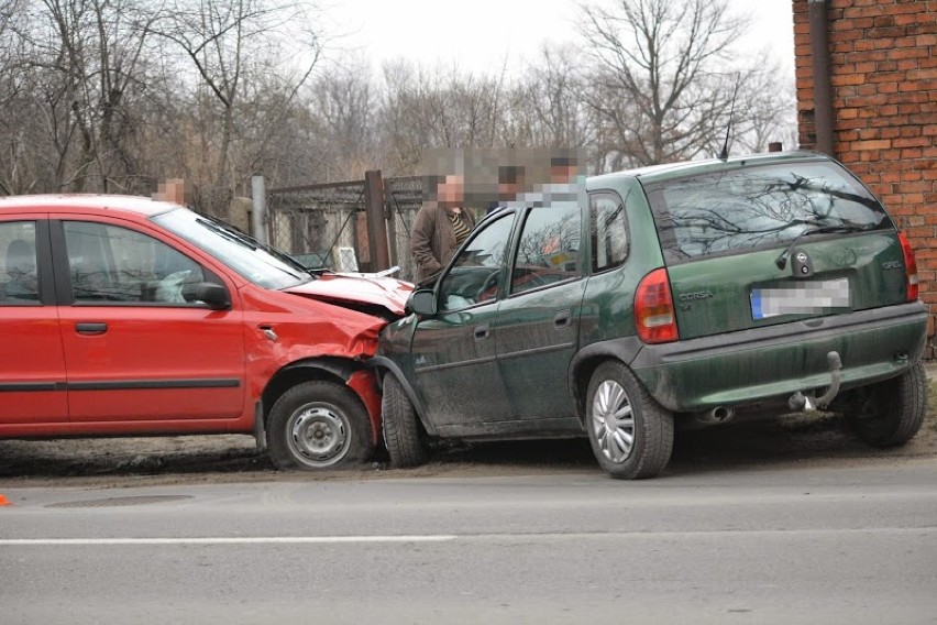 Wypadek na Paprockiej. Ucierpiały trzy osoby