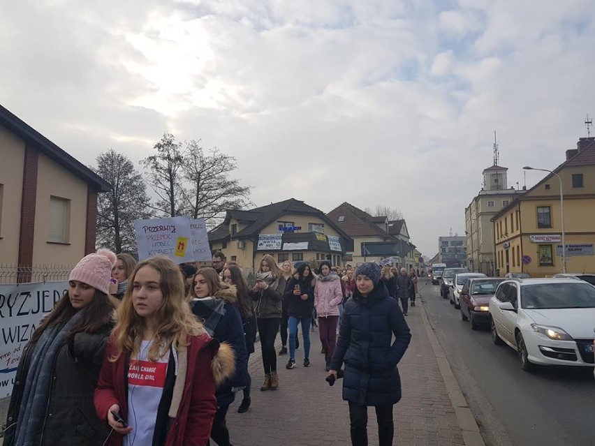 Stop przemocy wobec kobiet. Młodzież z Sycowa wyszła na ulice