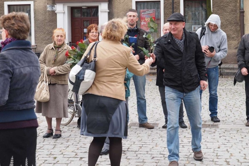 W Gnieźnie promują czytanie: Wystawa &quot;Znani zaczytani&quot; na Rynku