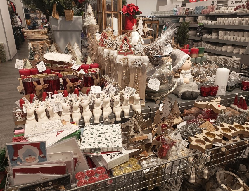 Świąteczny asortyment sklepów. Mikołaje, elfy, stroiki,...