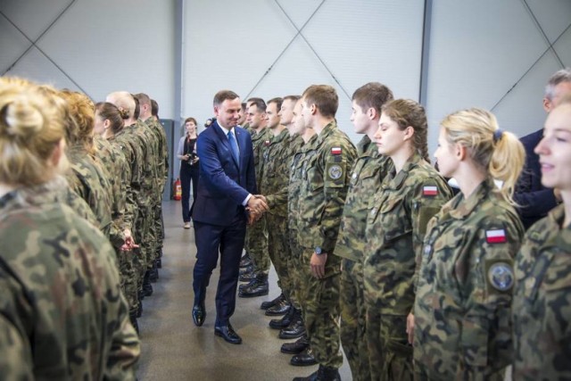 Andrzej Duda na inauguracji roku szkolnego w Wyższej Szkole Oficerskiej Sił Powietrznych w Dęblinie

W poniedziałek w Szkole Orląt w uroczystej inauguracji roku akademickiego 2015/16 uczestniczył prezydent, Andrzej Duda. Prezydent podkreślał, że dęblińska uczelnia to szkoła z tradycjami, która kształci patriotów i obrońców ojczyzny. 

