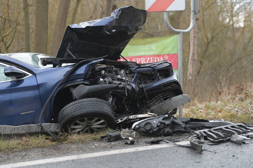 Czołowe zderzenie dwóch samochodów na DK 16 w Kłódce pod...