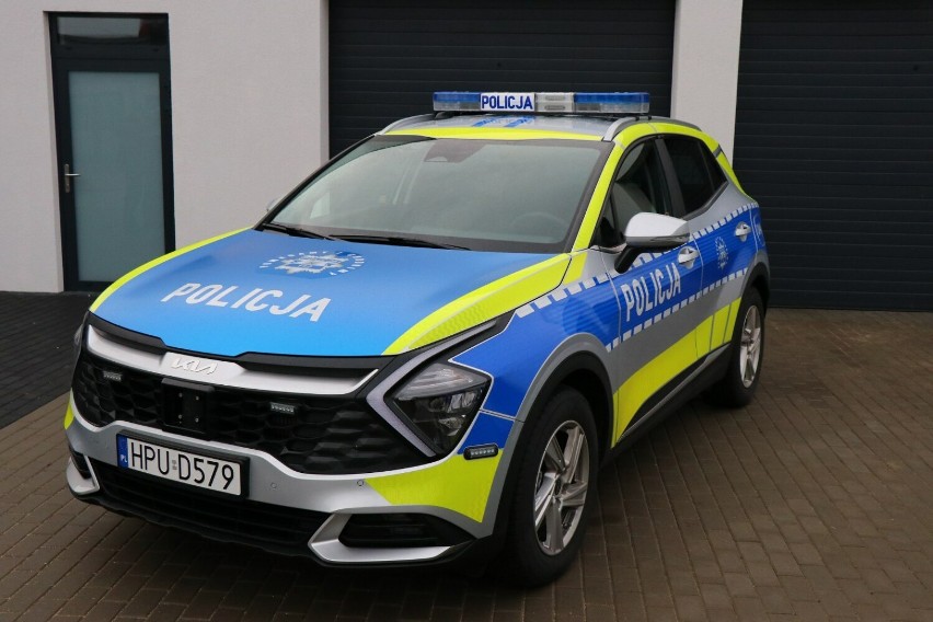 Przekazanie dwóch samochodów dla policji w Budzyniu