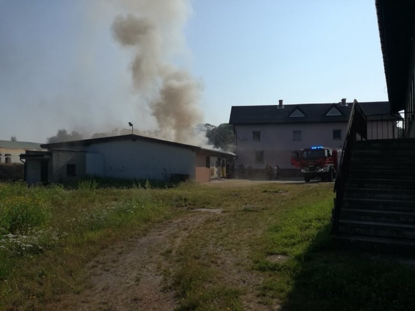 Pożar w Rzuchowie - w ogniu stanął budynek i samochód [ZDJĘCIA]