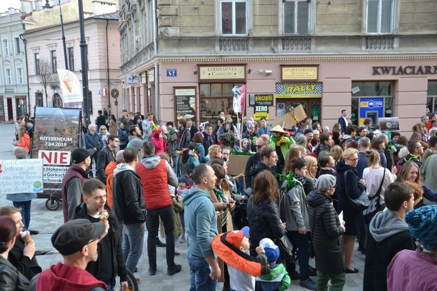 Ulicami Lublina przeszedł marsz przeciwko budowie bloków na górkach czechowskich