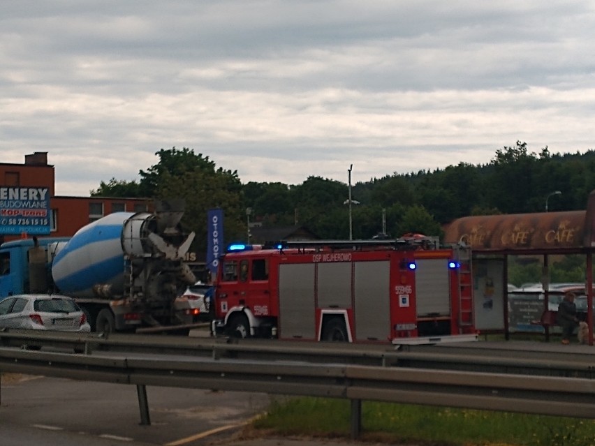 Wypadek w Wejherowie. Betoniarska zderzyła się z osobówką