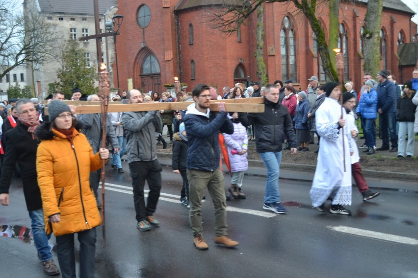 Droga krzyżowa przeszła ulicami Piły aż do figury św. Jana Pawła II na placu Zwycięstwa [ZOBACZ ZDJĘCIA]