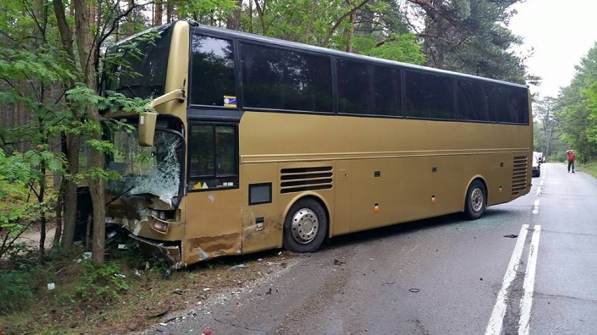 W zderzeniu opla z autobusem śmierć poniósł kierowca...
