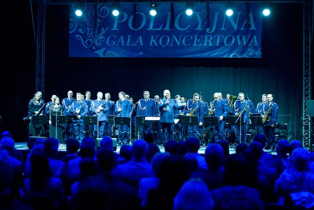 Występowi Orkiestry Komendy Wojewódzkiej Policji z Katowic towarzyszyli soliści: Justyna Hubczyk-Piechota oraz Piotr Tłustochowicz.