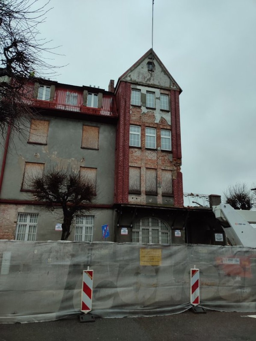 Od grudnia trwa rozbiórka starego budynku komisariatu w...