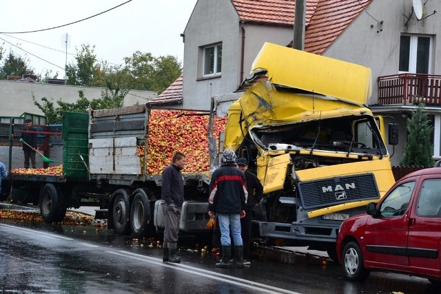 Wypadek w Jarocinie. Do zdarzenia doszło w czwartek około godziny 8:00 w Jarocinie. Kierujący ciężarowym MAN-em uderzył w drzewo. na drodze wysypały się jabłka. Na szczęście nikt nie ucierpiał w tym zdarzeniu.

Zobacz więcej: Wypadek w Jarocinie: Ciężarówką uderzył w drzewo [DUŻO ZDJĘĆ]