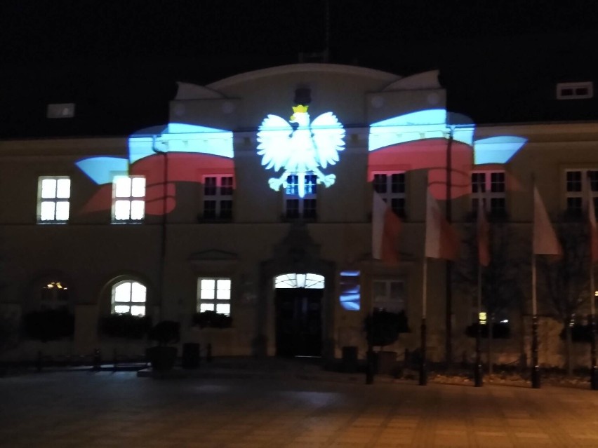Iluminacje patriotyczne na budynku Urzędu Miejskiego w...