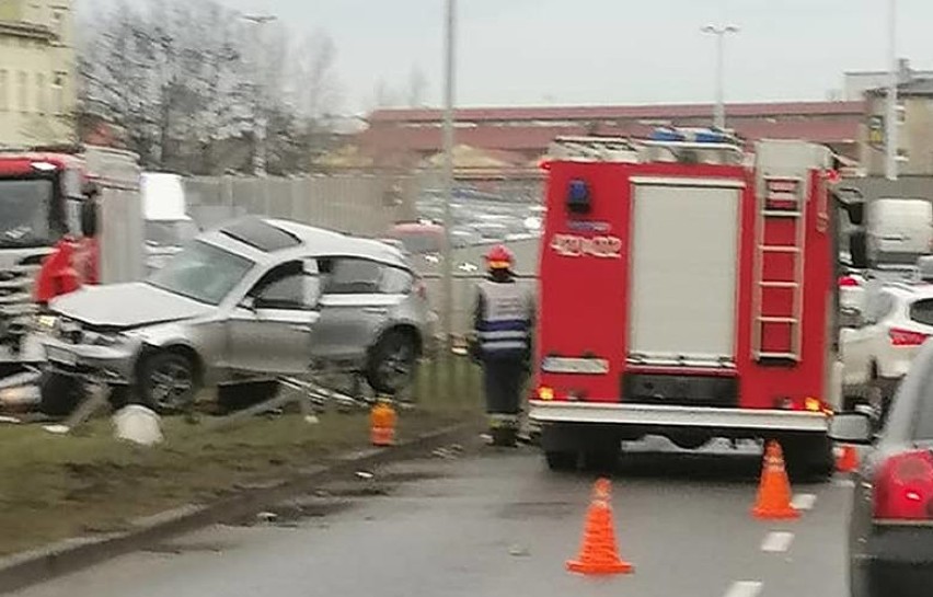 Wypadek na estakadzie w Chorzowie [ZDJĘCIA]. Jadąc BMW uderzył w barierki i latarnię. Droga DK79 była zakorkowana.