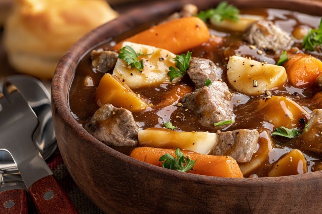 Domowa zupa gulaszowa to znakomite jednogarnkowe danie na zimowe dni. Wyśmienite na sylwestrowy poczęstunek.