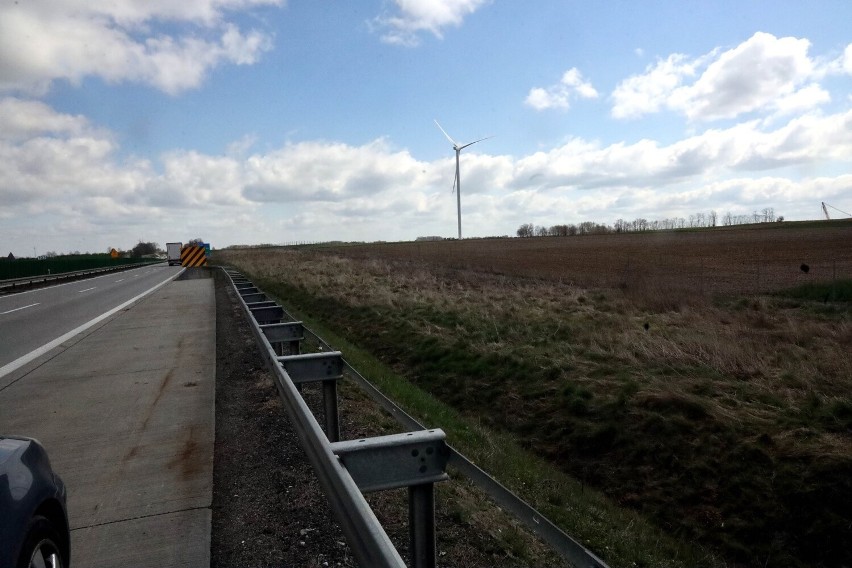 Tuż przy A4 na Dolnym Śląsku powstają gigantyczne turbiny wiatrowe [ZDJĘCIA]