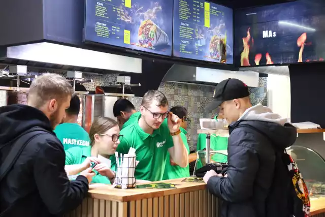 Tłumy na otwarciu Mast Kebab w Łęczycy. Nowy lokal ma stawiać na jakość mięsa! ZDJĘCIA