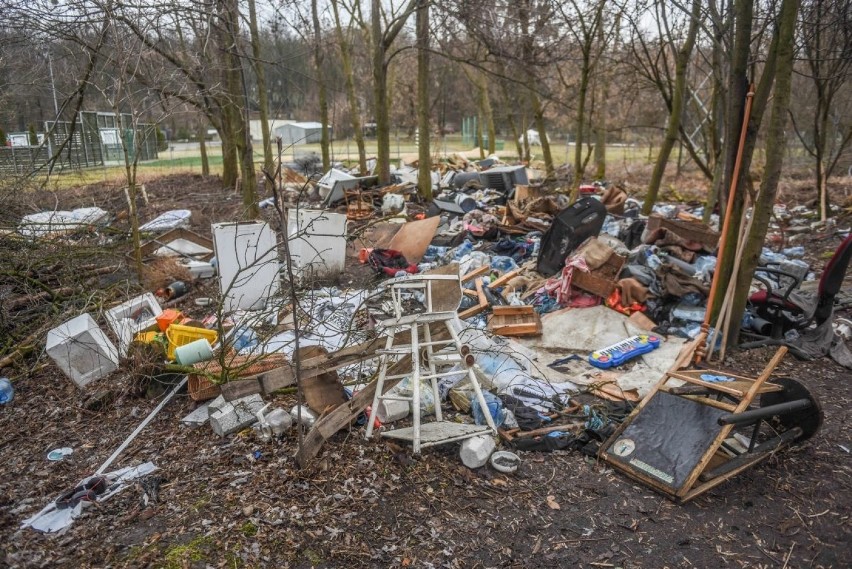 Nielegalne wysypisko przy Cytadeli wciąż straszy [ZDJĘCIA]