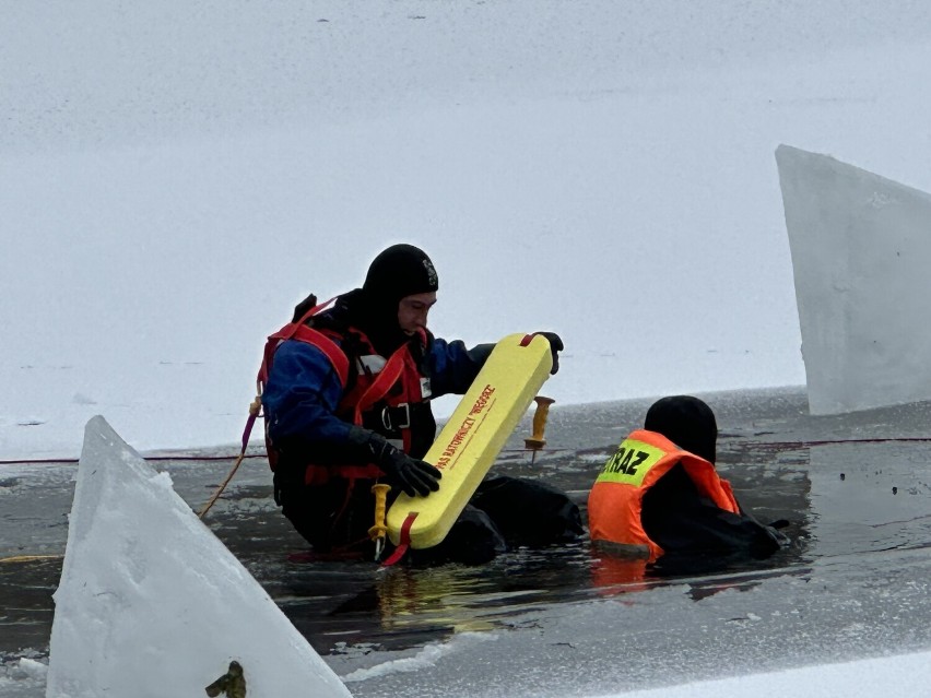 Pokazy ratownictwa lodowego na stawie Sekuta w Nysie