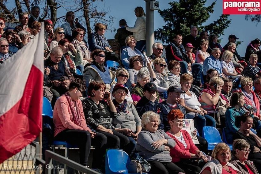 w 2018 roku stadion po brzegi wypełniony był wiernymi,...