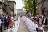 Prawie 50 dzieci przystąpiło do pierwszej komunii w bazylice pod wezwaniem św. Andrzeja Apostoła w Olkuszu. Zdjęcia z uroczystości
