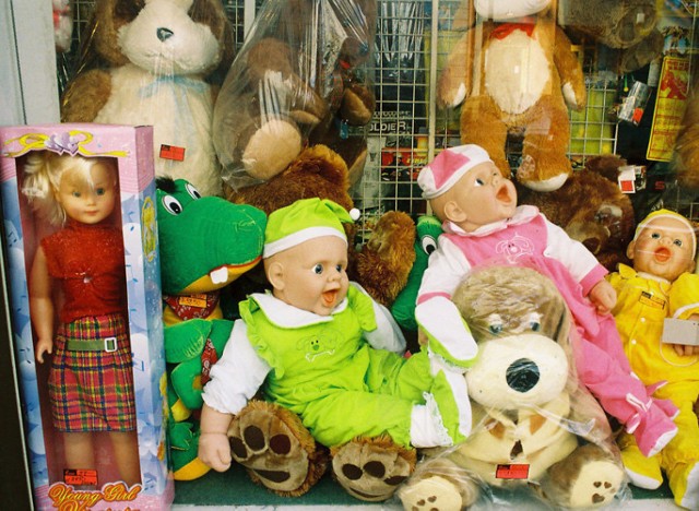 Szeroki wybór lalek - wystawa sklepu z zabawkami w Warszawie. Fot. Jagna Kier