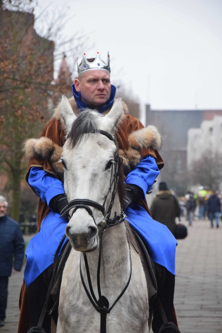 Malbork. Orszak Trzech Króli przeszedł ulicami miasta [ZDJĘCIA, FILM]. Kolędowanie z niespodziankami 