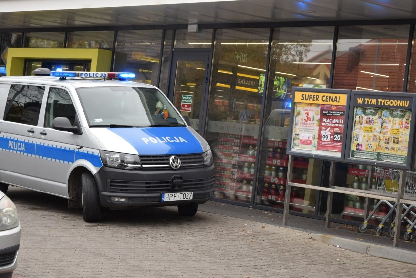 Wieluński sanepid w obecności policji kontrolował przestrzeganie m.in. godzin dla seniorów