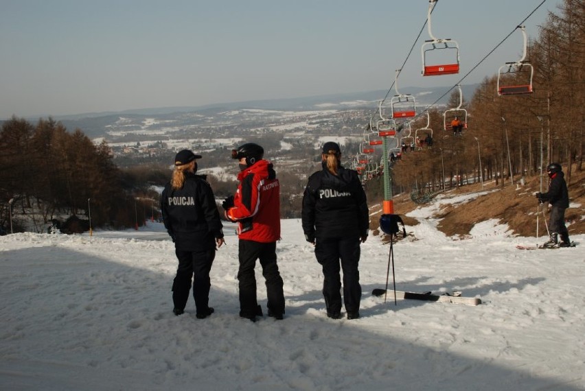 Wspólna akcja policjantów z Rzeszowa i Przemyśla na stoku narciarskim [ZDJĘCIA]
