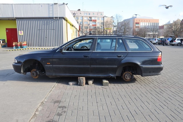 Kolejne wraki aut zalegają w Legnicy.