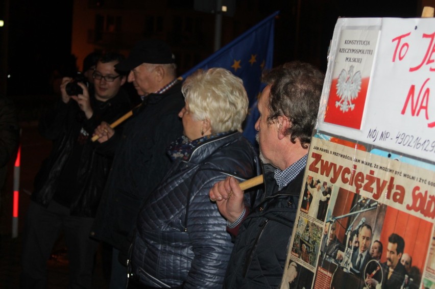 Protestowali pod krotoszyńskim sądem [ZDJĘCIA + FILM]