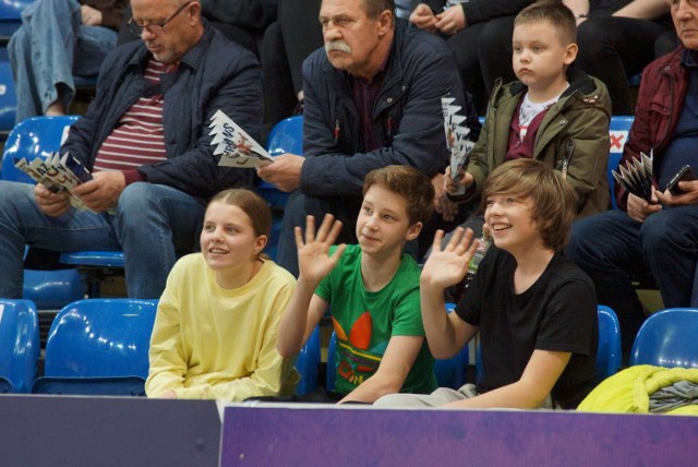 Kibice siatkarek MKS Kalisz podczas meczu z Volley Wrocław o dziewiąte miejsce w Tauron Lidze