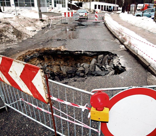 Dziura w ul. Cieszyńskiego w Sopocie jest głęboka na metr