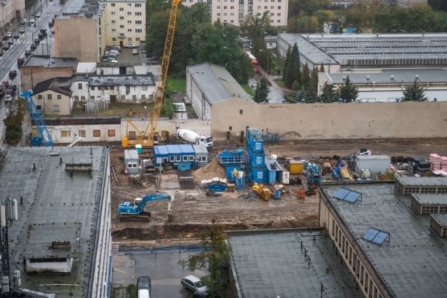 Obecnie trwają przygotowania do rozpoczęcia budowy pierwszego etapu osiedla. Powstanie w nim 251 mieszkań o powierzchni liczącej od 30 metrów kwadratowych  do około 100 metrów  kwadratowych  i od jednego do pięciu pokoi. 

Przejdź do kolejnego zdjęcia --->