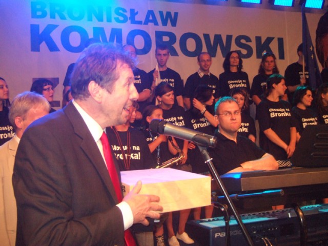 Eligiusz Mich w czasie wiecu wyborczego Bronisława Komorowskiego na początku lipca 2010 roku.