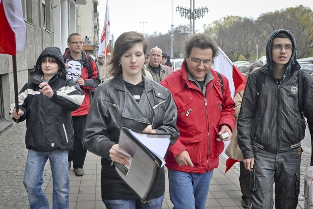 Zamiast o 16, protest zaczął się o 16.45. Zainteresowanie nim ...