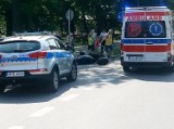 LUBSKO Wypadek z udziałem skutera na przejściu dla pieszych. Na miejscu zdarzenia pracują policjanci. Jest też karetka pogotowia