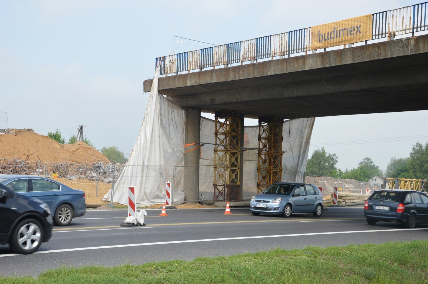 Budowa A1 pod Piotrkowem: Trwa wyburzenie wiaduktu na ul. Wojska