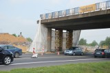 Budowa A1 pod Piotrkowem: Trwa wyburzenie wiaduktu na ul. Wojska Polskiego w Piotrkowie